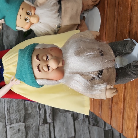 Ashton Drake Snow White & 7 Dwarfs Porcelain Doll Set - Picture 10 of 13